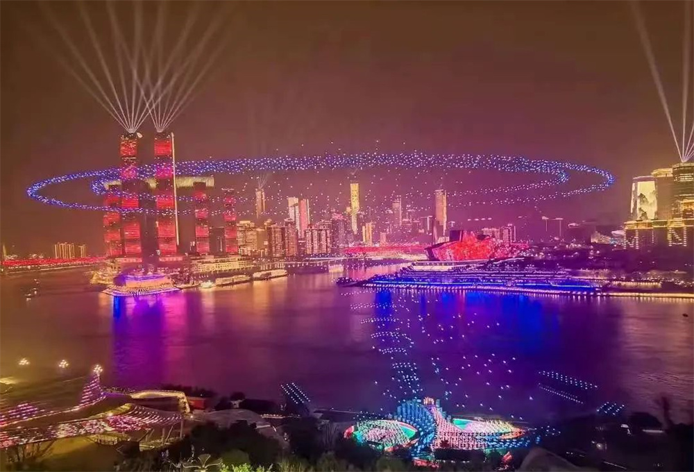 2025央視春節(jié)聯(lián)歡晚會(huì)（重慶分會(huì)場(chǎng)）?歐瑪燈光閃耀全場(chǎng) 無(wú)人機(jī)燈光秀表演開(kāi)場(chǎng) 畫(huà)面壯觀(guān)震撼！